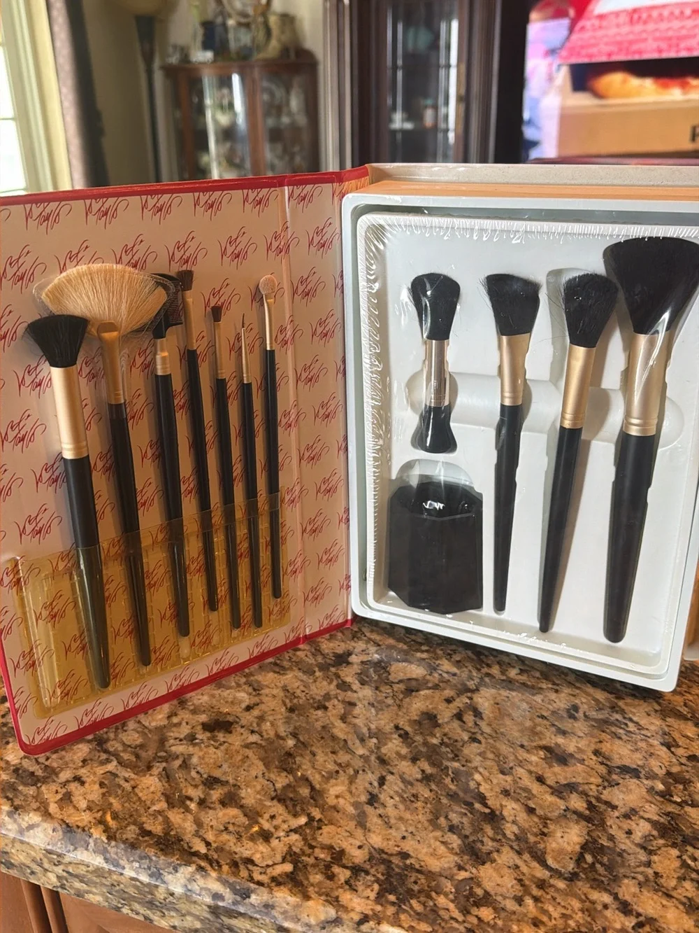 Lord & Taylor Black and Gold Makeup Brush Set - 11 Piece Set